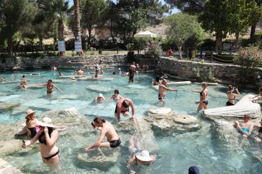 ANTALYA, TURKEY - 15 Mayıs 2021 Eski Hierapolis, Pamukkale 'de her zaman turistlerle dolu popüler bir turizm merkezi, gençleştirme havuzu Kleopatra.