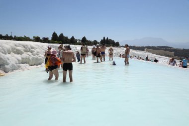 ANTALYA, TURKEY - 15 Mayıs 2021 Pamukkale 'deki travertin teraslarında turkuaz havuzları. Türkiye 'nin güneybatısındaki pamuk kale