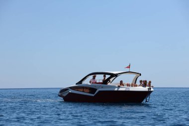 ANTALYA, TURKEY - 15 Mayıs 2021 Lüks şişirilebilir kaburga sürat teknesi Akdeniz derin mavi denizinde yüzüyor