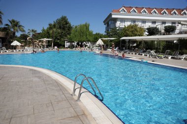 ANTALYA, TURKEY - 15 Mayıs 2021 Şık otel Kemer Mir Amor 'un iç bahçesi Antalya' nın Kiris bölgesinde dağın eteklerinde