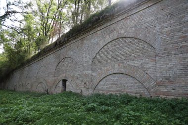 RIVNE, UKRAINE - 16 Eylül 2023 Tarakaniv Kalesi veya Dubno Fort New Castle. 19. yüzyılın savunma mimari anıtı. Dubno, Ukrayna