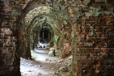 RIVNE, UKRAINE - 16 Eylül 2023 Tarakaniv Kalesi veya Dubno Fort New Castle. 19. yüzyılın savunma mimari anıtı. Dubno, Ukrayna