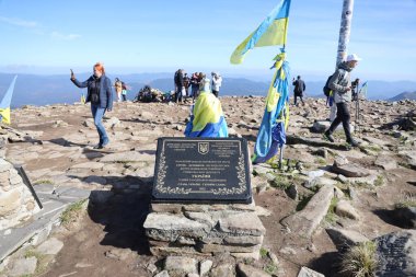 CARPathan Dağları, UKRAINE - 8 Ekim 2022 Ukrayna Anıtı Karpatlar, Ukrayna 'daki Hoverla Dağı' nın zirvesinde