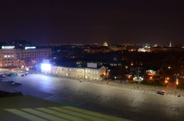 KHARKIV, UKRAINE - 25 Ekim 2019 Akşamüstü Kharkiv şehir merkezindeki caddelerle birlikte Aerial view. Arabalar yerleşim bölgesini geziyor