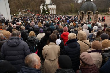 TERNOPİL, UKRAINE - 2 Nisan 2023 Ternopil bölgesinin Terebovlya ilçesindeki Mari ruhani merkezi Zarvanytsia 'daki Ukrayna Kudüs' teki görev sırasında birçok kişi