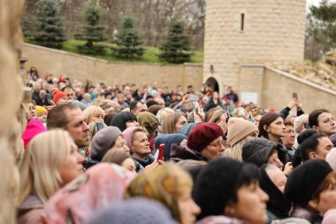 TERNOPİL, UKRAINE - 2 Nisan 2023 Ternopil bölgesinin Terebovlya ilçesindeki Mari ruhani merkezi Zarvanytsia 'daki Ukrayna Kudüs' teki görev sırasında birçok kişi