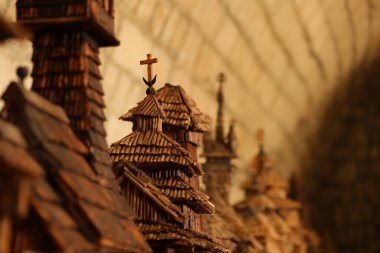 TERNOPİL, UKRAINE - 23 Ağustos 2023 Zbarazh Kalesi 'ndeki bir sergide ahşap kilise modeli