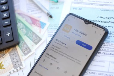 TERNOPIL, UKRAINE - 3 AĞUSTOS 2023 Alior uygulaması modern akıllı telefondaki ekranda. Meşhur Polonya bankasının resmi uygulaması