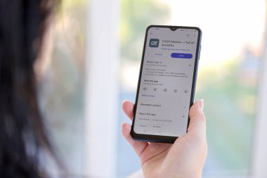 TERNOPIL, UKRAINE - 3 AĞUSTOS 2023 Credit Agricole uygulaması modern akıllı telefondaki ekranda. Meşhur Polonya bankasının resmi uygulaması