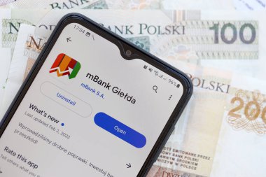 TERNOPIL, UKRAINE - 3 AĞUSTOS, 2023 mBank uygulaması modern akıllı telefondaki ekranda. Meşhur Polonya bankasının resmi uygulaması