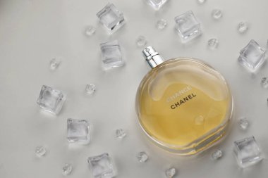KHARKIV, UKRAINE - 2 Ocak 2021 Chanel 'den bir şişe Chance, 1910 yılında Coco Chanel tarafından Paris' te kurulan bir Fransız lüks moda evi.