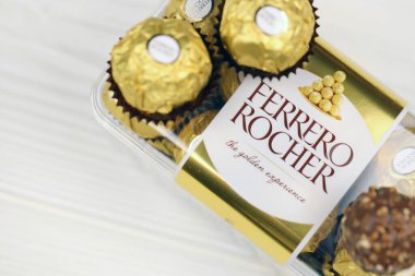 KHARKIV, UKRAINE - 2 Ocak 2021 Ferrero Rocher - yuvarlak çikolatalar. Markalı ambalaj şekeri, çocuklar ve yetişkinler için tatlı bir zevk.