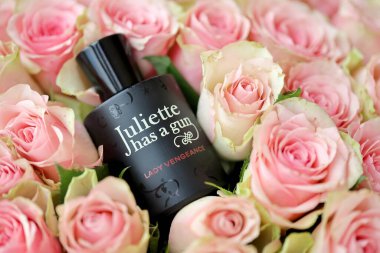 KHARKIV, UKRAINE - 2 Ocak 2021 Lady Vengeance parfümü şişesi Juliette 'in 2007' de Fransız parfümcü ve Ermeni asıllı işadamı Francis Kurkdjian tarafından bırakılan bir silahı vardır.