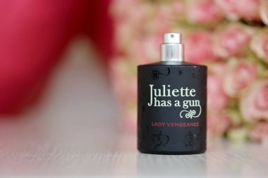 KHARKIV, UKRAINE - 2 Ocak 2021 Lady Vengeance parfümü şişesi Juliette 'in 2007' de Fransız parfümcü ve Ermeni asıllı işadamı Francis Kurkdjian tarafından bırakılan bir silahı vardır.