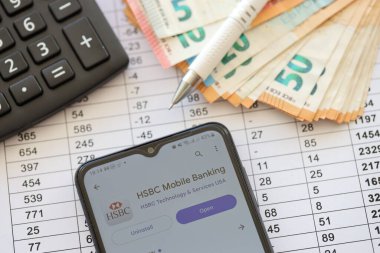 TERNOPIL, UKRAINE - 3 AĞUSTOS 2023 HSBC uygulaması modern akıllı telefon ekranında ve bir çok Avro para birimi banknotunda