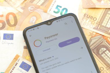TERNOPIL, UKRAINE - 3 AĞUSTOS, 2023 Payonez uygulaması modern akıllı telefonlarda ve Avrupa para birimi banknotlarında