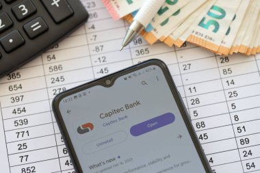 TERNOPIL, UKRAINE - 3 AĞUSTOS, 2023 Capitec uygulaması modern akıllı telefon ekranında ve çok sayıda Avro para birimi faturası