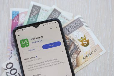 TERNOPIL, UKRAINE - 3 AĞUSTOS 2023 VeloBank uygulaması modern akıllı telefondaki ekranda. Meşhur Polonya bankasının resmi uygulaması