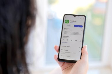 TERNOPIL, UKRAINE - 3 AĞUSTOS 2023 VeloBank uygulaması modern akıllı telefondaki ekranda. Meşhur Polonya bankasının resmi uygulaması