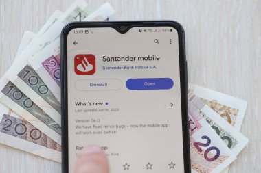 TERNOPIL, UKRAINE - 3 AĞUSTOS 2023 Santander banka uygulaması modern akıllı telefondaki ekranda. Meşhur Polonya bankasının resmi uygulaması