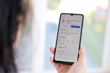 TERNOPIL, UKRAINE - 3 AĞUSTOS 2023 Santander banka uygulaması modern akıllı telefondaki ekranda. Meşhur Polonya bankasının resmi uygulaması