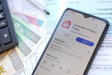 TERNOPIL, UKRAINE - 3 AĞUSTOS 2023 Santander banka uygulaması modern akıllı telefondaki ekranda. Meşhur Polonya bankasının resmi uygulaması