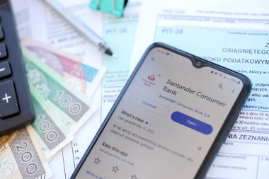 TERNOPIL, UKRAINE - 3 AĞUSTOS 2023 Santander banka uygulaması modern akıllı telefondaki ekranda. Meşhur Polonya bankasının resmi uygulaması