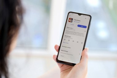 TERNOPIL, UKRAINE - 3 AĞUSTOS 2023 Pocztowy banka uygulaması modern akıllı telefondaki ekranda. Meşhur Polonya bankasının resmi uygulaması