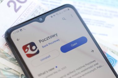 TERNOPIL, UKRAINE - 3 AĞUSTOS 2023 Pocztowy banka uygulaması modern akıllı telefondaki ekranda. Meşhur Polonya bankasının resmi uygulaması