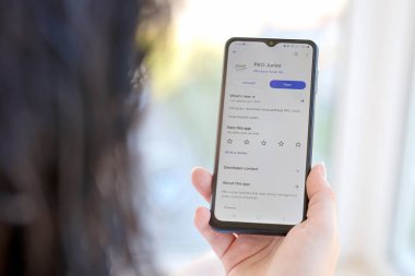 TERNOPIL, UKRAINE - 3 AĞUSTOS, 2023 PKO uygulaması modern akıllı telefondaki ekranda. Meşhur Polonya bankasının resmi uygulaması