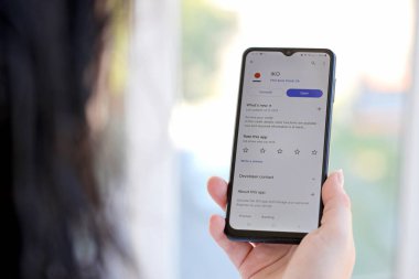 TERNOPIL, UKRAINE - 3 AĞUSTOS, 2023 PKO uygulaması modern akıllı telefondaki ekranda. Meşhur Polonya bankasının resmi uygulaması