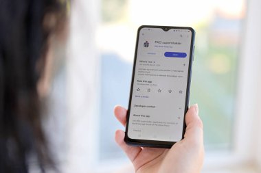 TERNOPIL, UKRAINE - 3 AĞUSTOS, 2023 PKO uygulaması modern akıllı telefondaki ekranda. Meşhur Polonya bankasının resmi uygulaması
