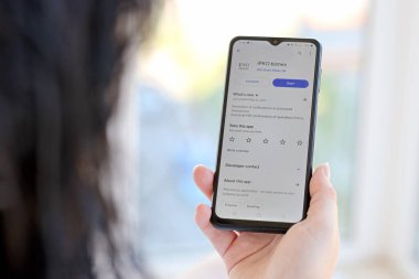 TERNOPIL, UKRAINE - 3 AĞUSTOS, 2023 PKO uygulaması modern akıllı telefondaki ekranda. Meşhur Polonya bankasının resmi uygulaması