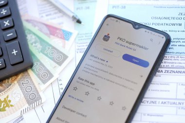 TERNOPIL, UKRAINE - 3 AĞUSTOS, 2023 PKO uygulaması modern akıllı telefondaki ekranda. Meşhur Polonya bankasının resmi uygulaması