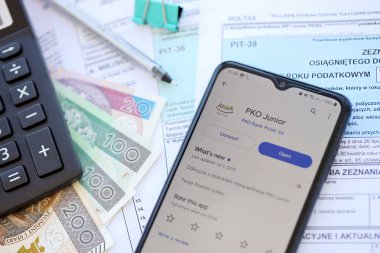 TERNOPIL, UKRAINE - 3 AĞUSTOS, 2023 PKO uygulaması modern akıllı telefondaki ekranda. Meşhur Polonya bankasının resmi uygulaması