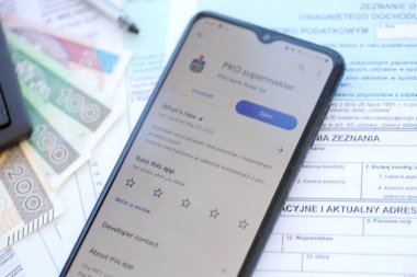 TERNOPIL, UKRAINE - 3 AĞUSTOS, 2023 PKO uygulaması modern akıllı telefondaki ekranda. Meşhur Polonya bankasının resmi uygulaması