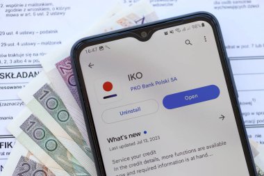 TERNOPIL, UKRAINE - 3 AĞUSTOS, 2023 PKO uygulaması modern akıllı telefondaki ekranda. Meşhur Polonya bankasının resmi uygulaması