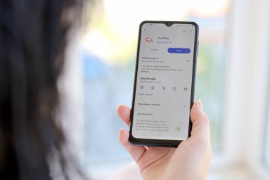TERNOPIL, UKRAINE - 3 AĞUSTOS 2023 PeoPay uygulaması modern akıllı telefondaki ekranda. Meşhur Polonya bankasının resmi uygulaması