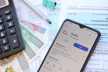 TERNOPIL, UKRAINE - 3 AĞUSTOS 2023 PeoPay uygulaması modern akıllı telefondaki ekranda. Meşhur Polonya bankasının resmi uygulaması