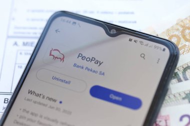 TERNOPIL, UKRAINE - 3 AĞUSTOS 2023 PeoPay uygulaması modern akıllı telefondaki ekranda. Meşhur Polonya bankasının resmi uygulaması