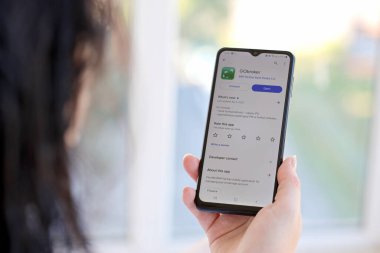 TERNOPIL, UKRAINE - 3 AĞUSTOS 2023 BNP Paribas uygulaması modern akıllı telefondaki ekranda. Meşhur Polonya bankasının resmi uygulaması