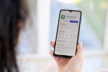TERNOPIL, UKRAINE - 3 AĞUSTOS 2023 BNP Paribas uygulaması modern akıllı telefondaki ekranda. Meşhur Polonya bankasının resmi uygulaması