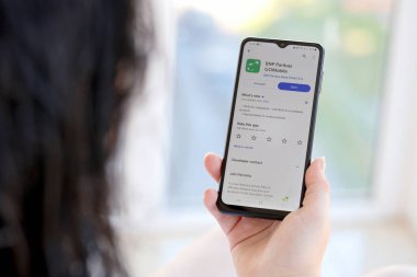 TERNOPIL, UKRAINE - 3 AĞUSTOS 2023 BNP Paribas uygulaması modern akıllı telefondaki ekranda. Meşhur Polonya bankasının resmi uygulaması