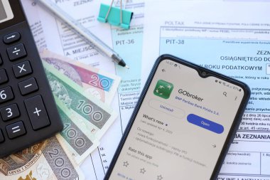 TERNOPIL, UKRAINE - 3 AĞUSTOS 2023 BNP Paribas uygulaması modern akıllı telefondaki ekranda. Meşhur Polonya bankasının resmi uygulaması