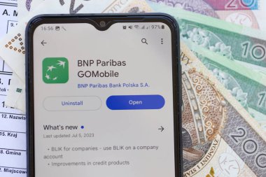 TERNOPIL, UKRAINE - 3 AĞUSTOS 2023 BNP Paribas uygulaması modern akıllı telefondaki ekranda. Meşhur Polonya bankasının resmi uygulaması