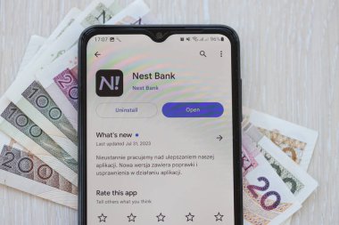 TERNOPIL, UKRAINE - 3 AĞUSTOS 2023 Nest banka uygulaması modern akıllı telefondaki ekranda. Meşhur Polonya bankasının resmi uygulaması