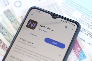 TERNOPIL, UKRAINE - 3 AĞUSTOS 2023 Nest banka uygulaması modern akıllı telefondaki ekranda. Meşhur Polonya bankasının resmi uygulaması