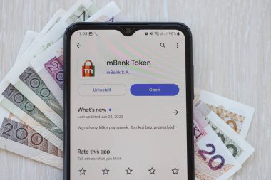 TERNOPIL, UKRAINE - 3 AĞUSTOS, 2023 mBank uygulaması modern akıllı telefondaki ekranda. Meşhur Polonya bankasının resmi uygulaması