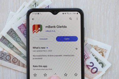 TERNOPIL, UKRAINE - 3 AĞUSTOS, 2023 mBank uygulaması modern akıllı telefondaki ekranda. Meşhur Polonya bankasının resmi uygulaması