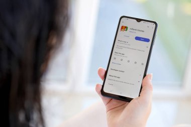 TERNOPIL, UKRAINE - 3 AĞUSTOS, 2023 mBank uygulaması modern akıllı telefondaki ekranda. Meşhur Polonya bankasının resmi uygulaması